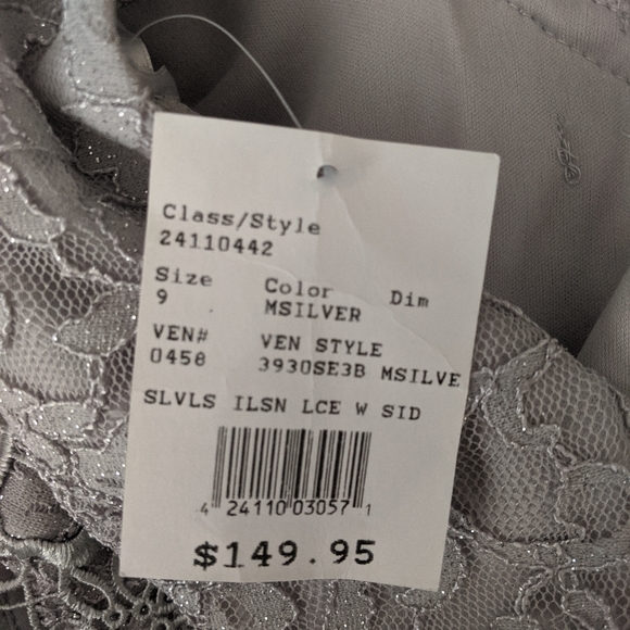 Glitter and lace sheath gown - Picture 4 of 10